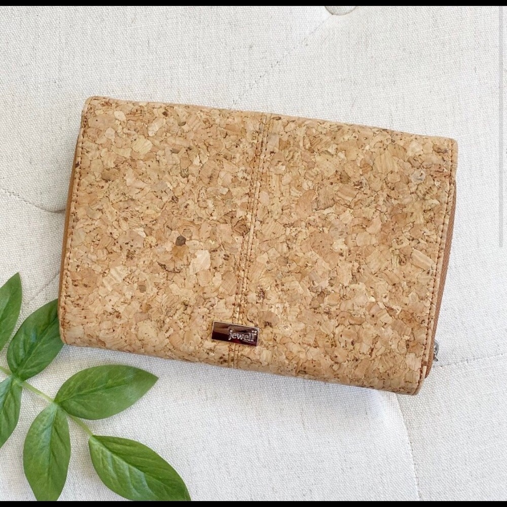 Jewell byThirty-One Cork zip Wallet